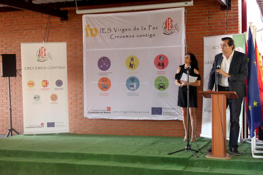 Graduación Curso 2015-16 IES Virgen de la Paz -  El concejal en el escenario.