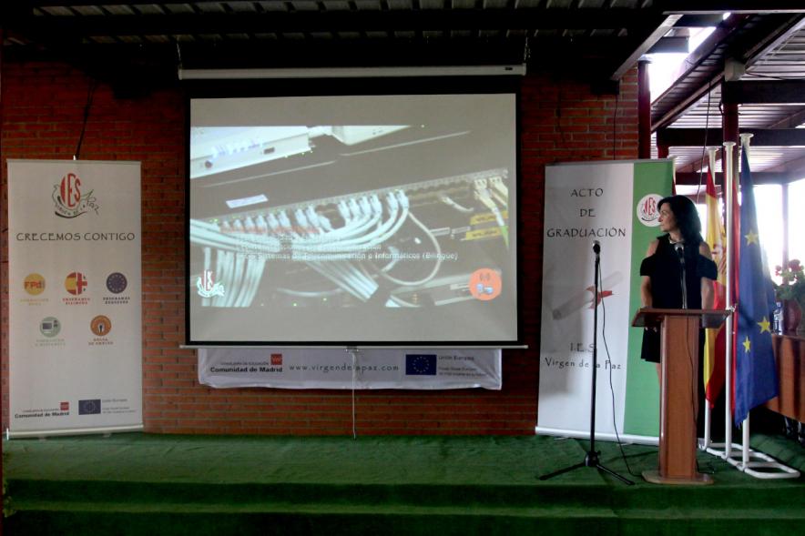 Graduación Curso 2015-16 IES Virgen de la Paz -  Escenario con una audiovisual.