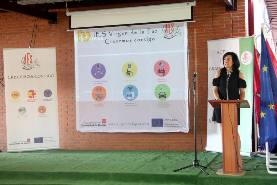Graduación Curso 2015-16 IES Virgen de la Paz -  El escenario con una audiovisual.