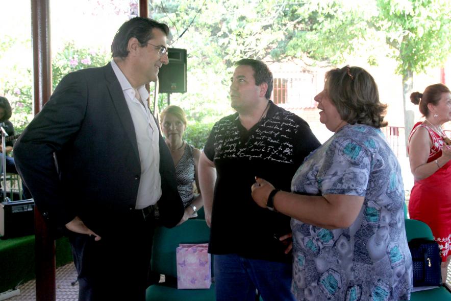 Graduación Curso 2015-16 IES Virgen de la Paz - El concejal con los profesores.