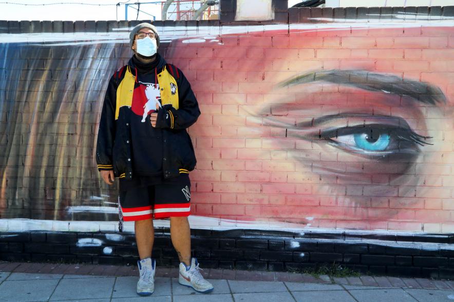 El artista posando con su obra