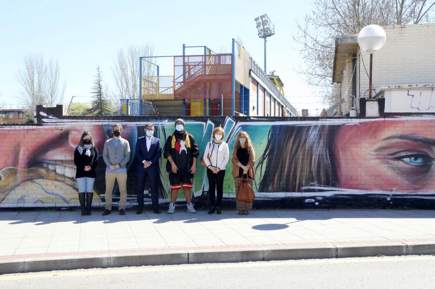 Artista posa con delegación municipal
