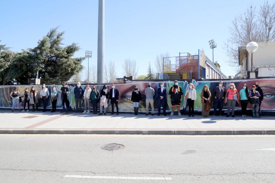 Asistentes posan delante de la obra 
