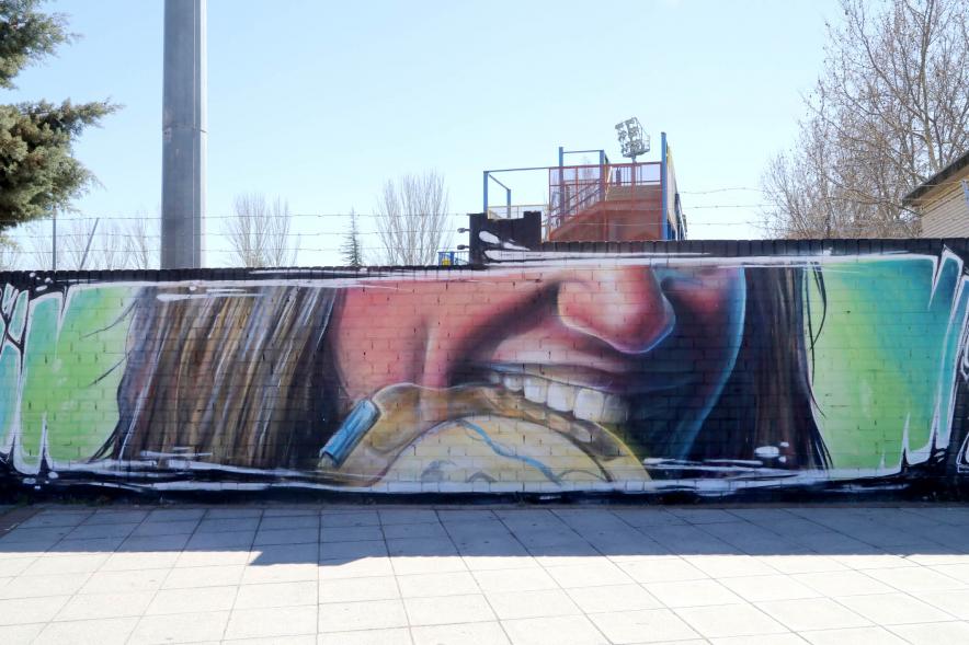 Detalle de la obra artística, que refleja una deportista mordiendo una medalla