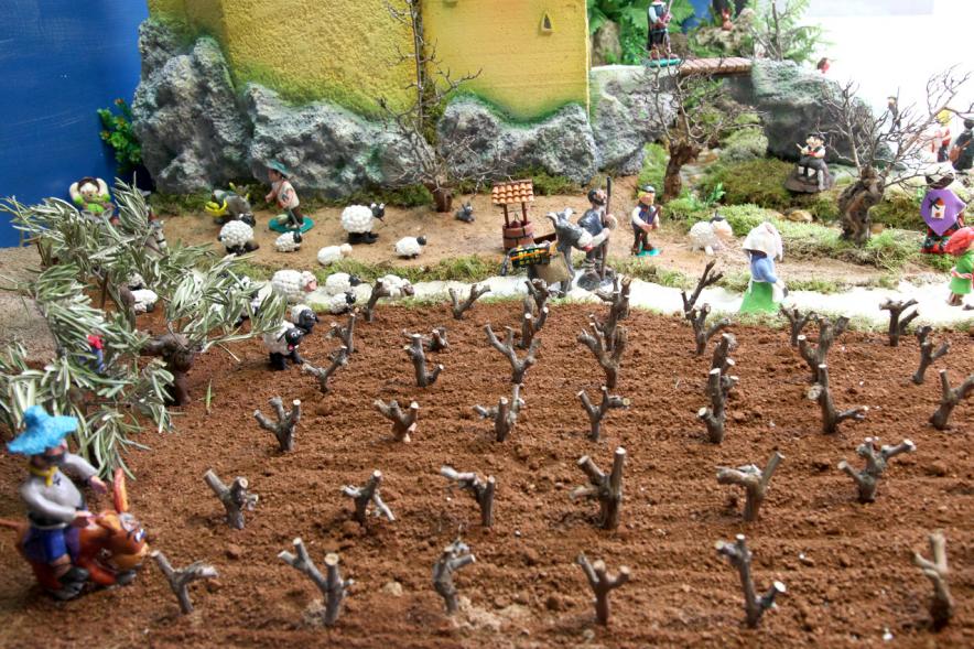 Detalle de un campo de olivos y un viñedo en el belén.