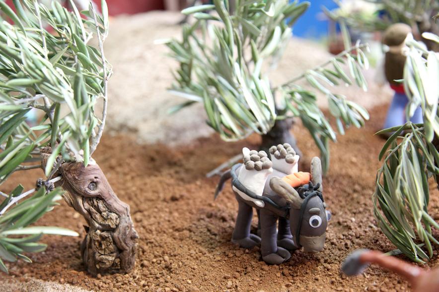 Burro en un olivar