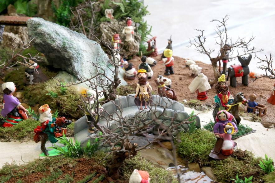 Reyes magos y su séquito cruzando un puente