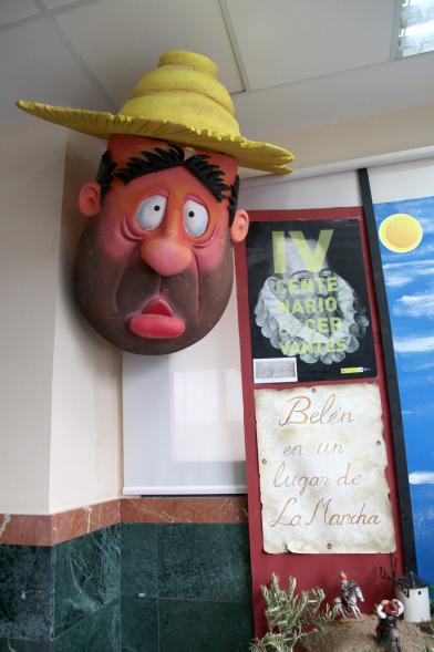 Mascara de Sancho Panza con cartel del nombre del belén