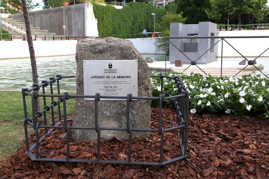 Homenaje a las Víctimas del Covid-19 - Imagen del monolito que da nombre a los jardines "Jardín de la Memoria". 
