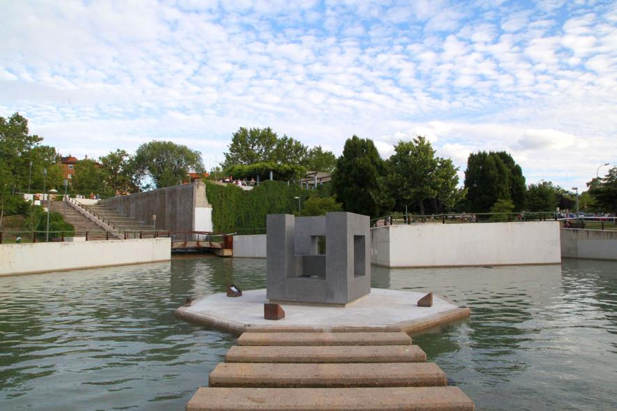 Homenaje a las Víctimas del Covid-19 - Imagen de parte de las autoridades asistentes al acto.  Imagen de la escultura 'Isla de la luz'.