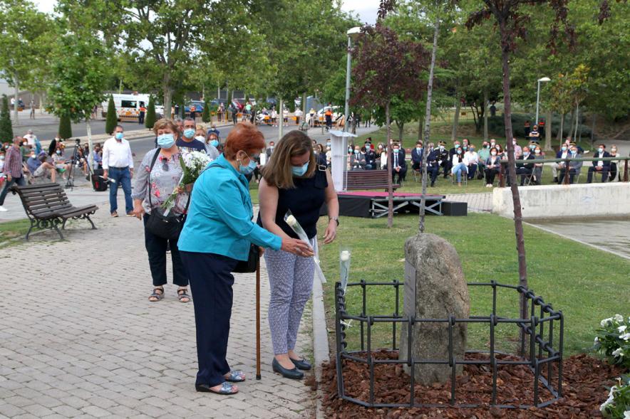 Homenaje a las Víctimas del Covid-19 - Imagen del público en general que participa en la ofrenda de flores.