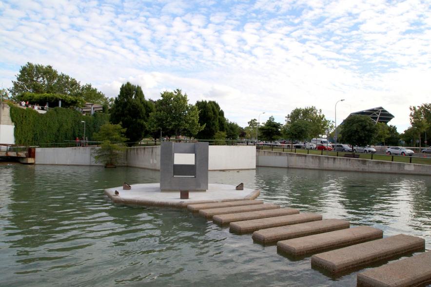 Homenaje a las Víctimas del Covid-19 - Imagen de la escultura 'Isla de la luz'.
