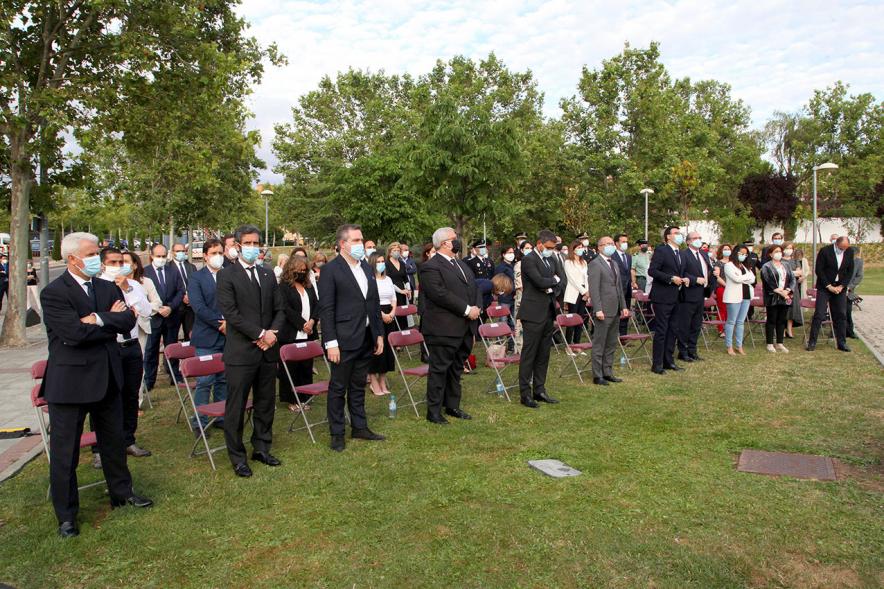 Homenaje a las Víctimas del Covid-19 - Imagen panorámica de las autoridades asistentes.