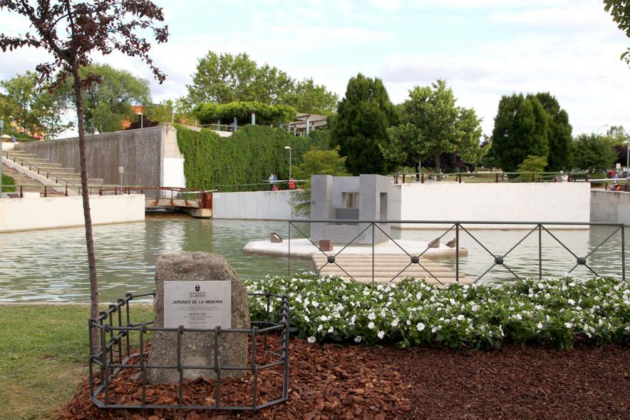 Homenaje a las Víctimas del Covid-19 - Imagen de la escultura 'Isla de la luz'.
