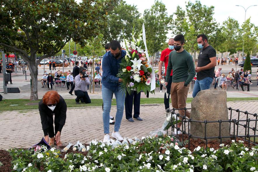 Homenaje a las Víctimas del Covid-19 - Imagen del público en general que participa en la ofrenda de flores.