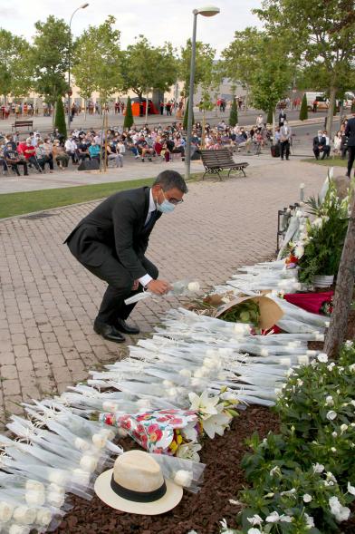 Homenaje a las Víctimas del Covid-19 - Imagen del alcalde Rafael Sánchez Acera en el momento de hacer la ofrenda.