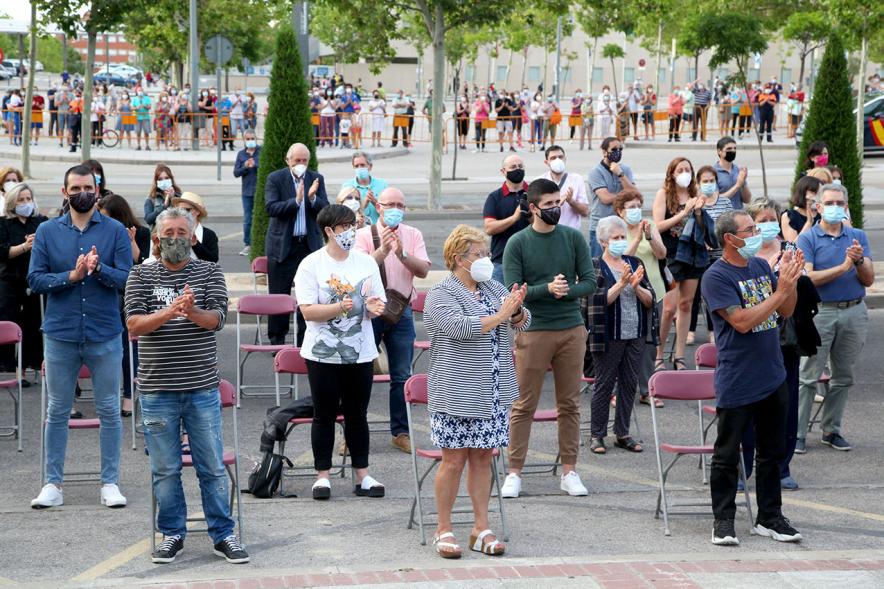 Homenaje a las Víctimas del Covid-19 -  Imagen del público asistente, aplaudiendo.