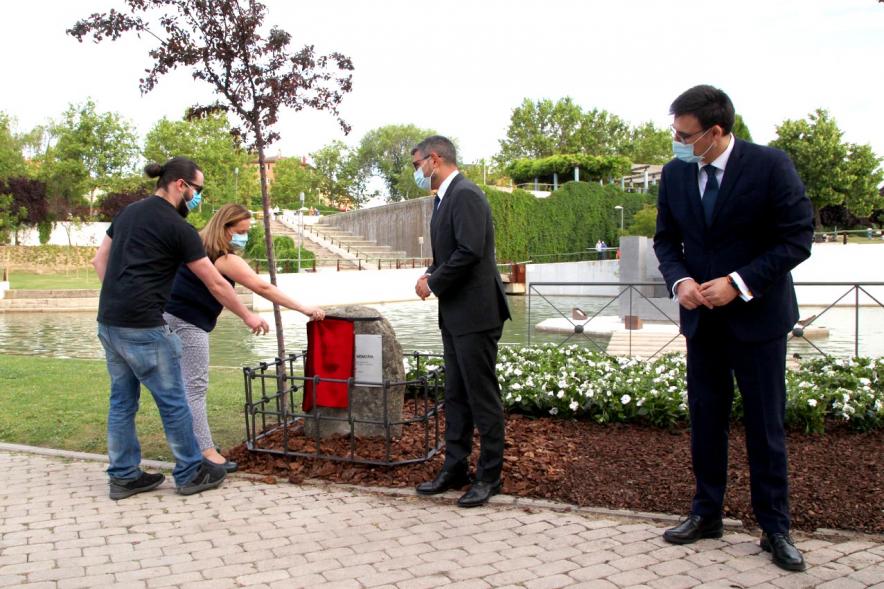 Homenaje a las Víctimas del Covid-19 - Imagen de las autoridades en el momento de descubrir la placa que da nombre al jardín.
