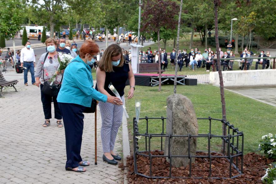 Homenaje a las Víctimas del Covid-19 -  Imagen del público en general que participa en la ofrenda de flores.