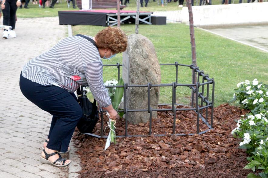 Homenaje a las Víctimas del Covid-19 - Imagen del público en general que participa en la ofrenda de flores.