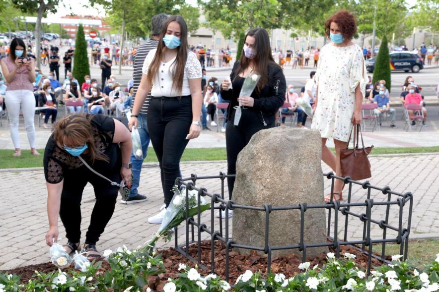 Homenaje a las Víctimas del Covid-19 - Imagen del público en general que participa en la ofrenda de flores.