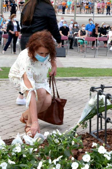 Homenaje a las Víctimas del Covid-19 - Imagen del público en general que participa en la ofrenda de flores.