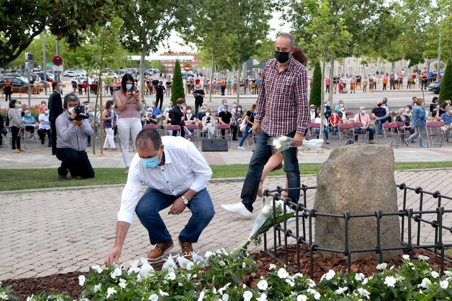 Homenaje a las Víctimas del Covid-19 - Imagen del público en general que participa en la ofrenda de flores.