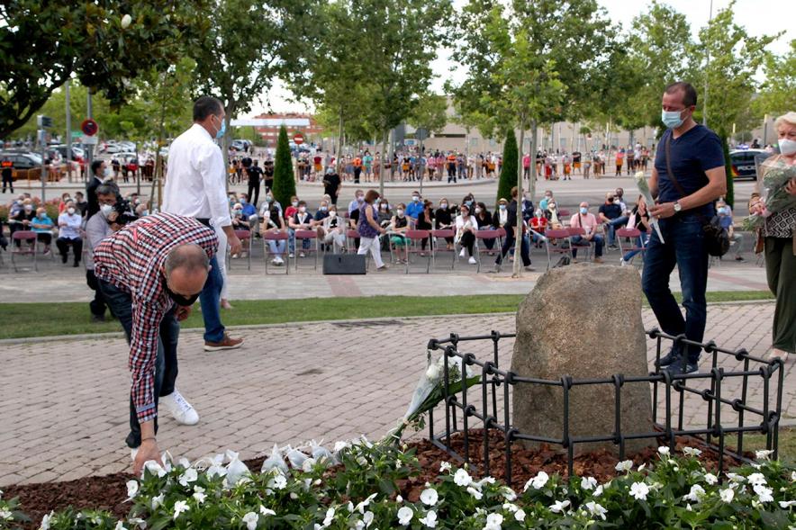 Homenaje a las Víctimas del Covid-19 - Imagen del público en general que participa en la ofrenda de flores.