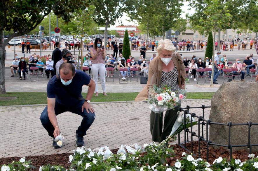Homenaje a las Víctimas del Covid-19 - Imagen del público en general que participa en la ofrenda de flores.