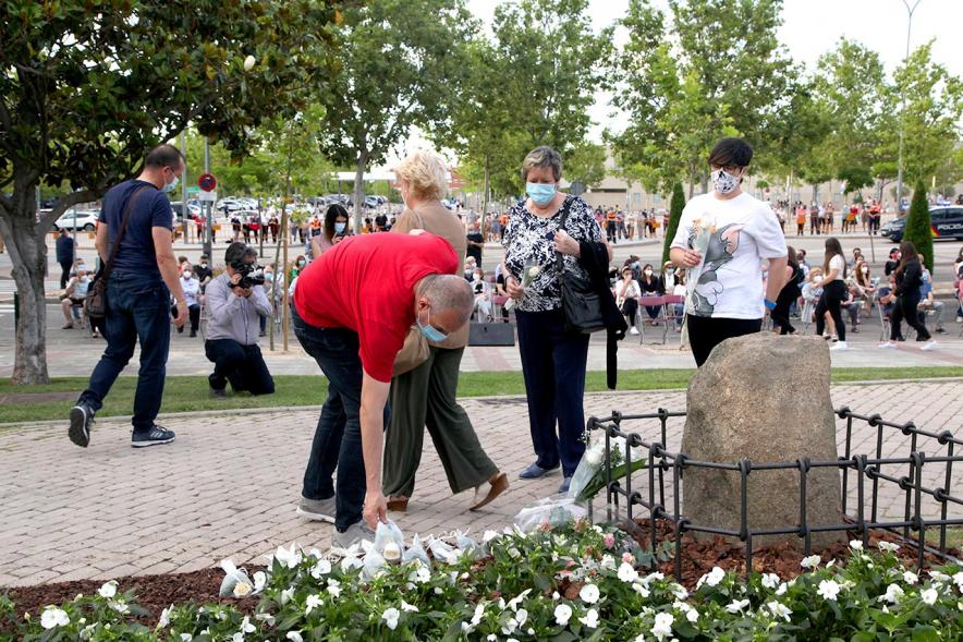 Homenaje a las Víctimas del Covid-19 - Imagen del público en general que participa en la ofrenda de flores.