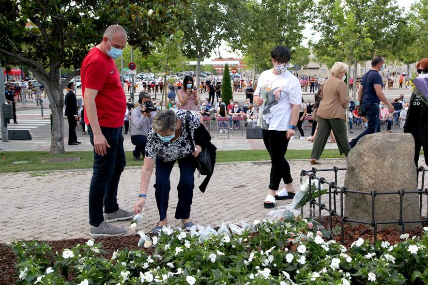 Homenaje a las Víctimas del Covid-19 - Imagen del público en general que participa en la ofrenda de flores.
