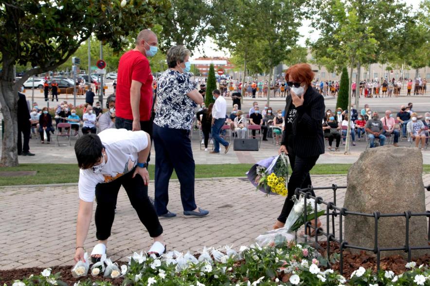Homenaje a las Víctimas del Covid-19 - Imagen del público en general que participa en la ofrenda de flores.