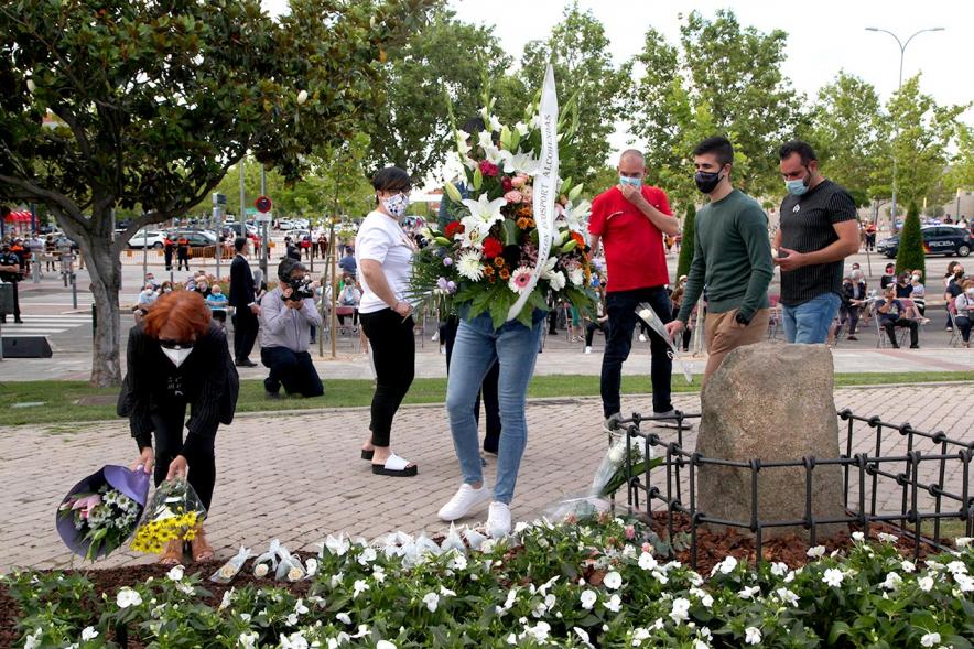 Homenaje a las Víctimas del Covid-19 - Imagen del público en general que participa en la ofrenda de flores.