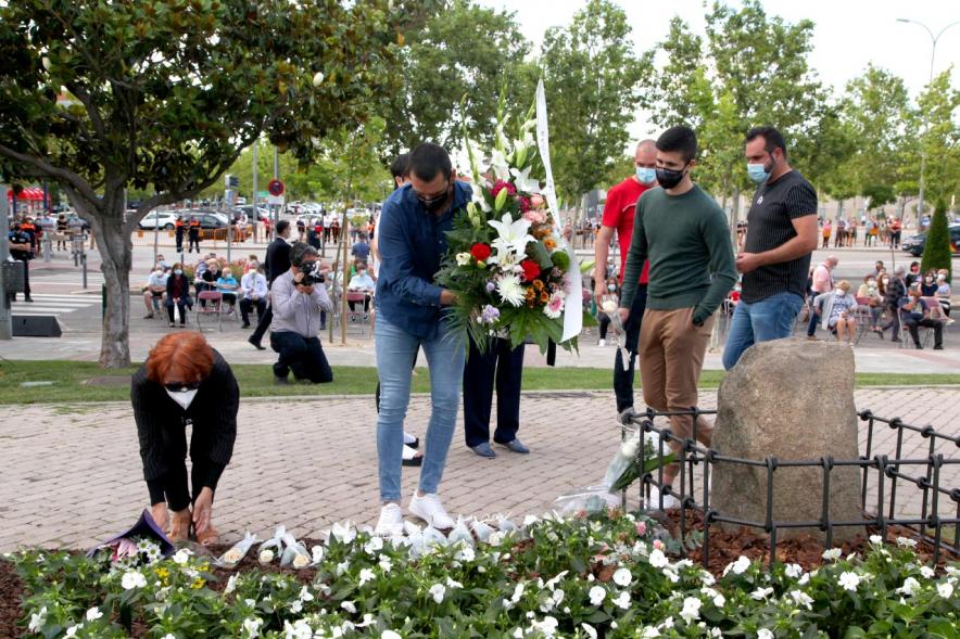 Homenaje a las Víctimas del Covid-19 - Imagen del público en general que participa en la ofrenda de flores.