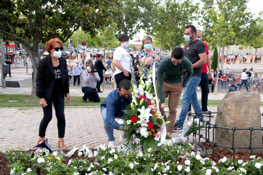 Homenaje a las Víctimas del Covid-19 - Imagen del público en general que participa en la ofrenda de flores.