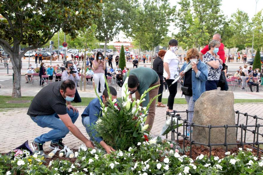 Homenaje a las Víctimas del Covid-19 - Imagen del público en general que participa en la ofrenda de flores.