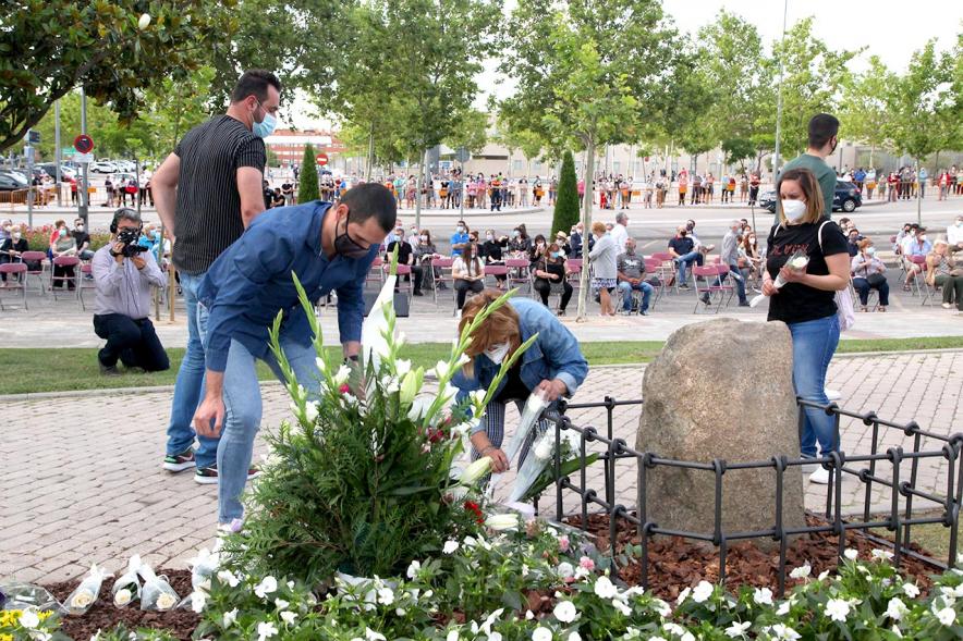 Homenaje a las Víctimas del Covid-19 - Imagen del público en general que participa en la ofrenda de flores.