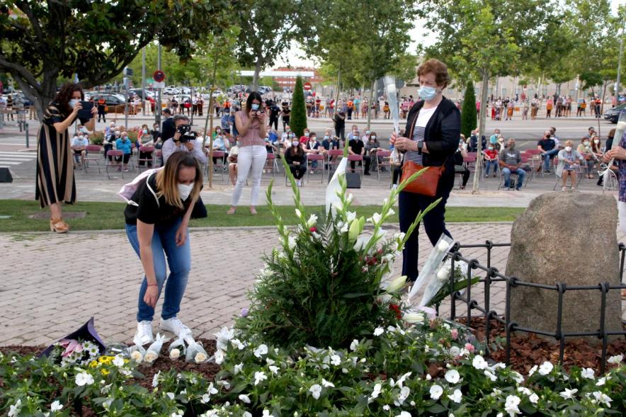 Homenaje a las Víctimas del Covid-19 - Imagen del público en general que participa en la ofrenda de flores.