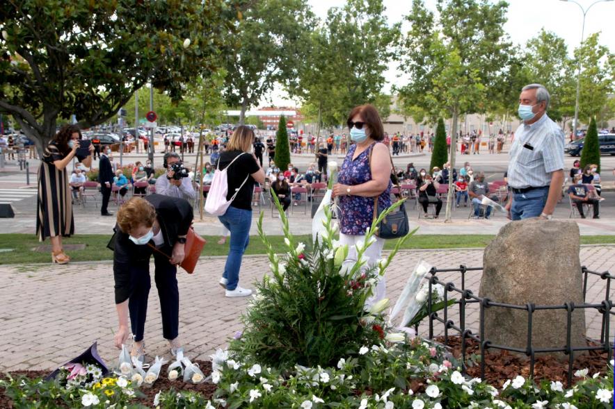 Homenaje a las Víctimas del Covid-19 - Imagen del público en general que participa en la ofrenda de flores.