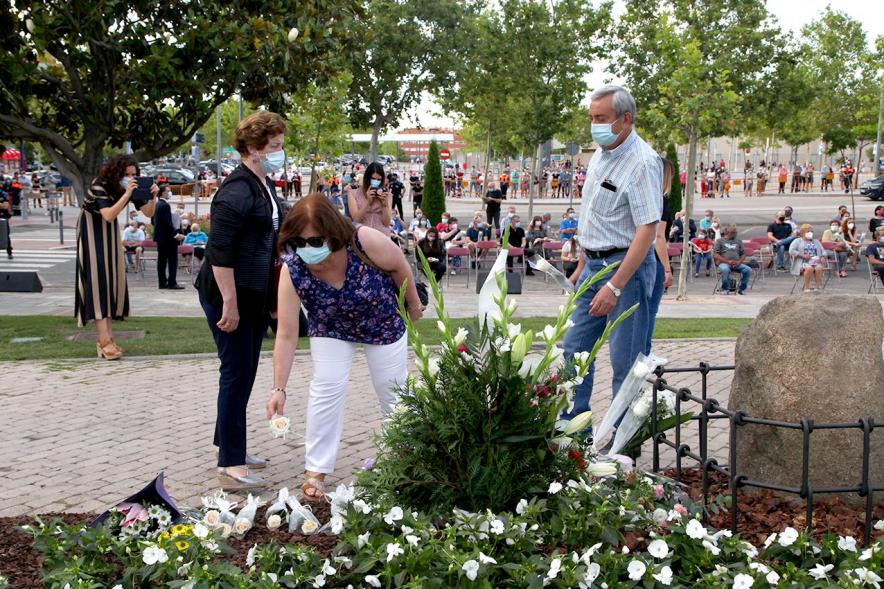 Homenaje a las Víctimas del Covid-19 - Imagen del público en general que participa en la ofrenda de flores.