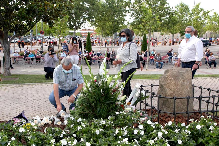 Homenaje a las Víctimas del Covid-19 - Imagen del público en general que participa en la ofrenda de flores.