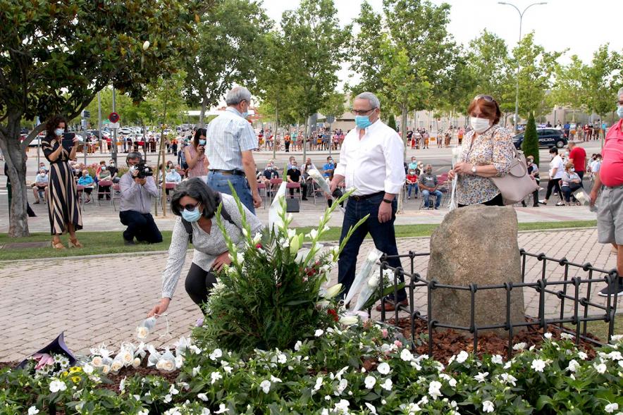 Homenaje a las Víctimas del Covid-19 - Imagen del público en general que participa en la ofrenda de flores.