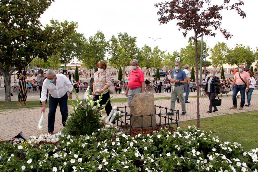 Homenaje a las Víctimas del Covid-19 - Imagen del público en general que participa en la ofrenda de flores.