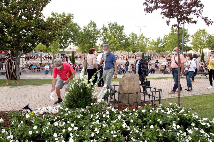 Homenaje a las Víctimas del Covid-19 - Imagen del público en general que participa en la ofrenda de flores.