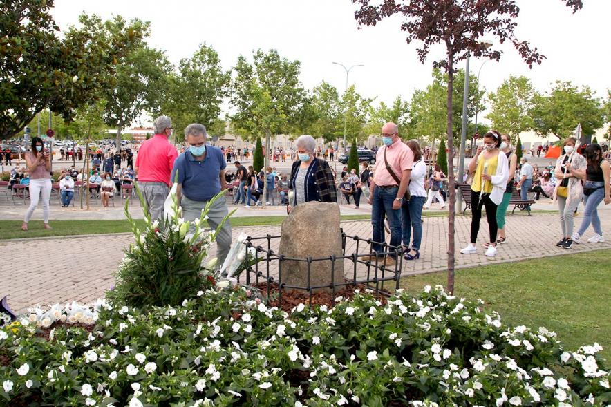 Homenaje a las Víctimas del Covid-19 - Imagen del público en general que participa en la ofrenda de flores.