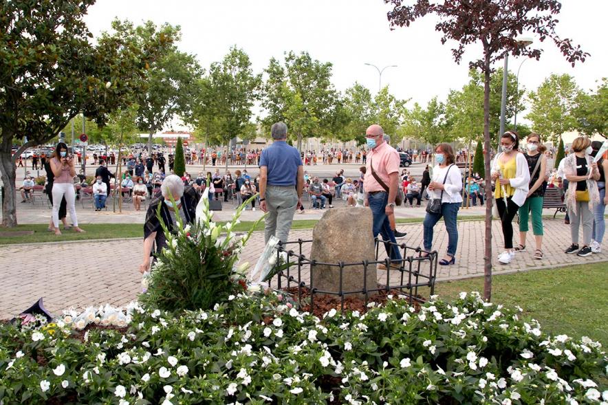 Homenaje a las Víctimas del Covid-19 - Imagen del público en general que participa en la ofrenda de flores.