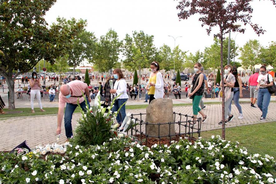 Homenaje a las Víctimas del Covid-19 - Imagen del público en general que participa en la ofrenda de flores.