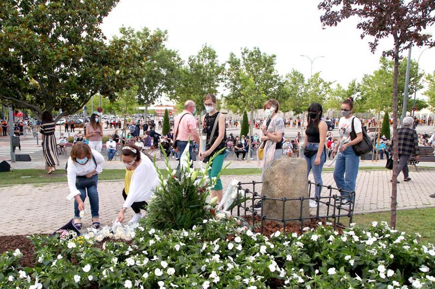 Homenaje a las Víctimas del Covid-19 - Imagen del público en general que participa en la ofrenda de flores.