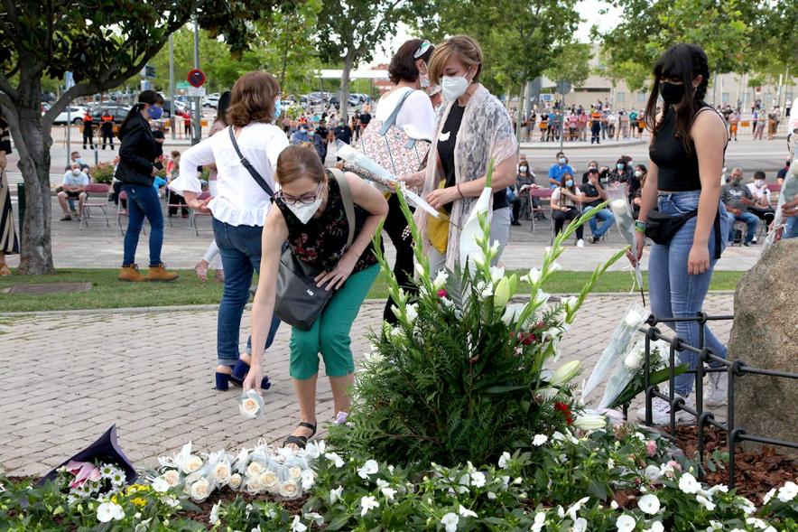 Homenaje a las Víctimas del Covid-19 - Imagen del público en general que participa en la ofrenda de flores.