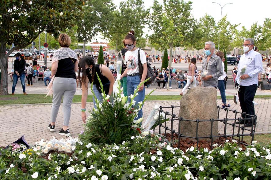 Homenaje a las Víctimas del Covid-19 - Imagen del público en general que participa en la ofrenda de flores.